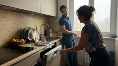 Piatti nel lavello e testa piena: il consiglio “anti-regole” sulla lavastoviglie per alleggerire il carico mentale